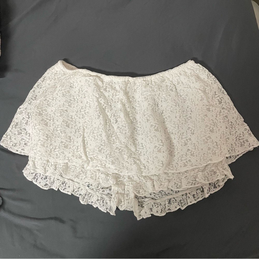 Elegant White Lace Shorts